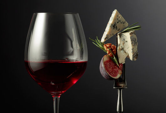 Paries-Vino-rosso-calice-con-formaggio-fichi-noci-SL3